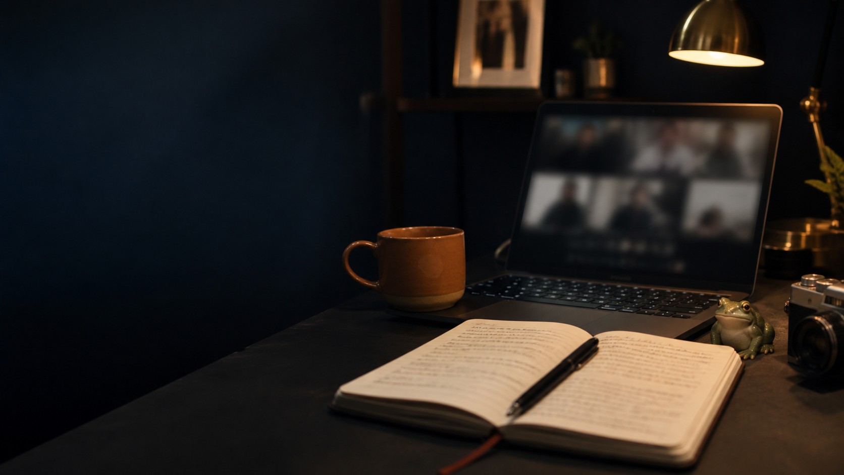 Un espace de travail après une séance Zoom, avec un carnet de plan d’action et un ordinateur