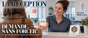 Avis Google clinique : une physiothérapeute des Laurentides tend un carton « Ton avis nous aide » à une patiente