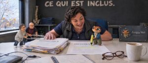 Combien coûte un accompagnement marketing : la propriétaire d'une clinique choisit la proposition qui dit clairement ce qui est inclus, pendant que Mini Froggy surligne la ligne