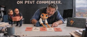 Que préparer avant le premier mois avec une agence marketing : le propriétaire d'une entreprise colle avec Mini Froggy les Post-it du premier mois, priorité, qui approuve, accès, infos et fin du mois