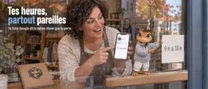 Une propriétaire montre sur son téléphone les mêmes heures que l’affichette de sa porte, pendant que Mini Froggy fait correspondre les deux